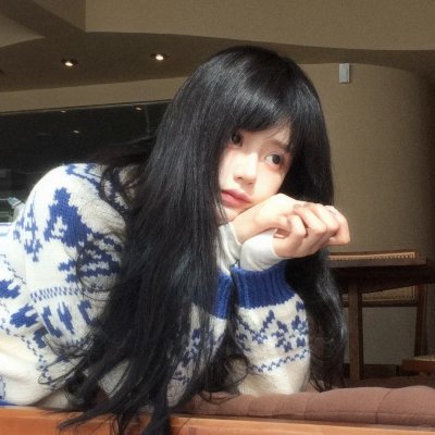 她背后的那双手